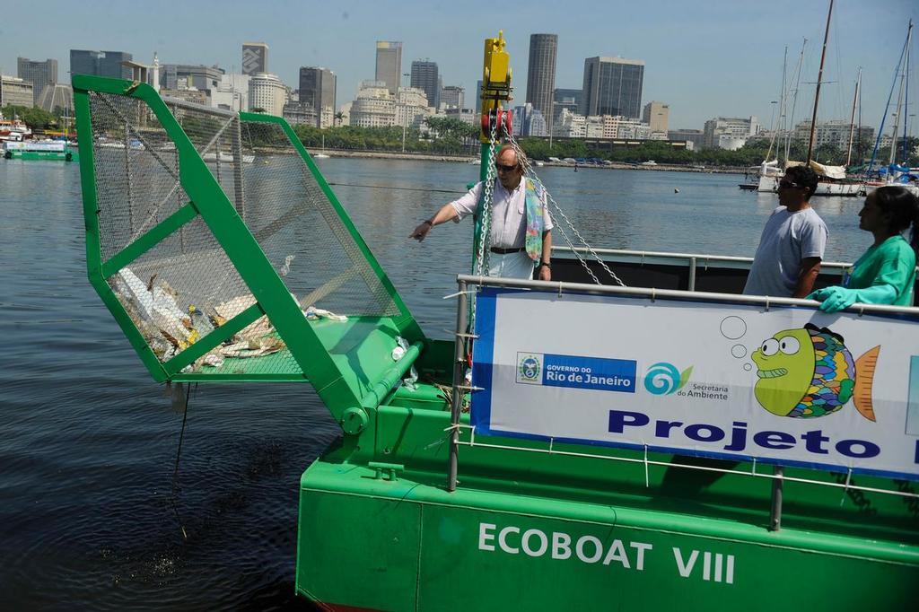 The Rio environment minister inspecting the garbage collection. © SW